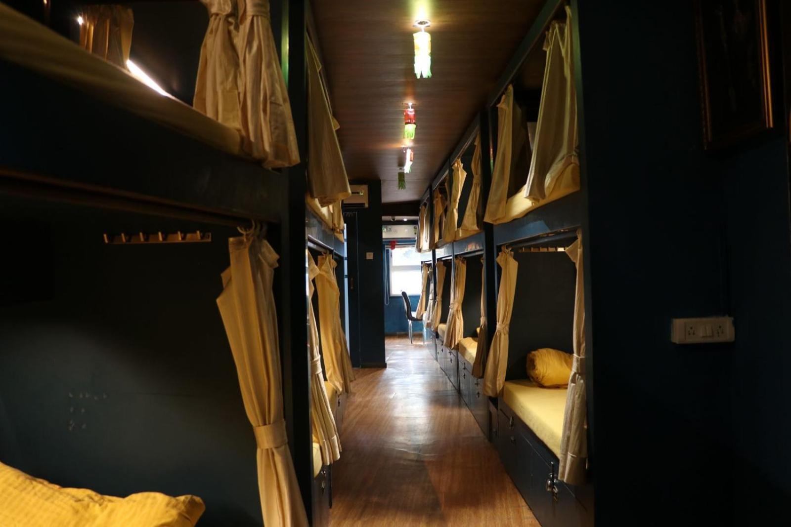 Sinhassan Dormitory Hostel Juhu Мумбаї Екстер'єр фото