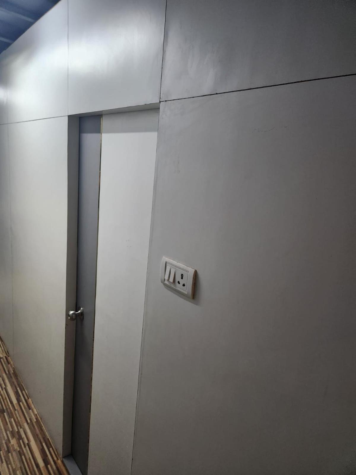 Sinhassan Dormitory Hostel Juhu Мумбаї Екстер'єр фото