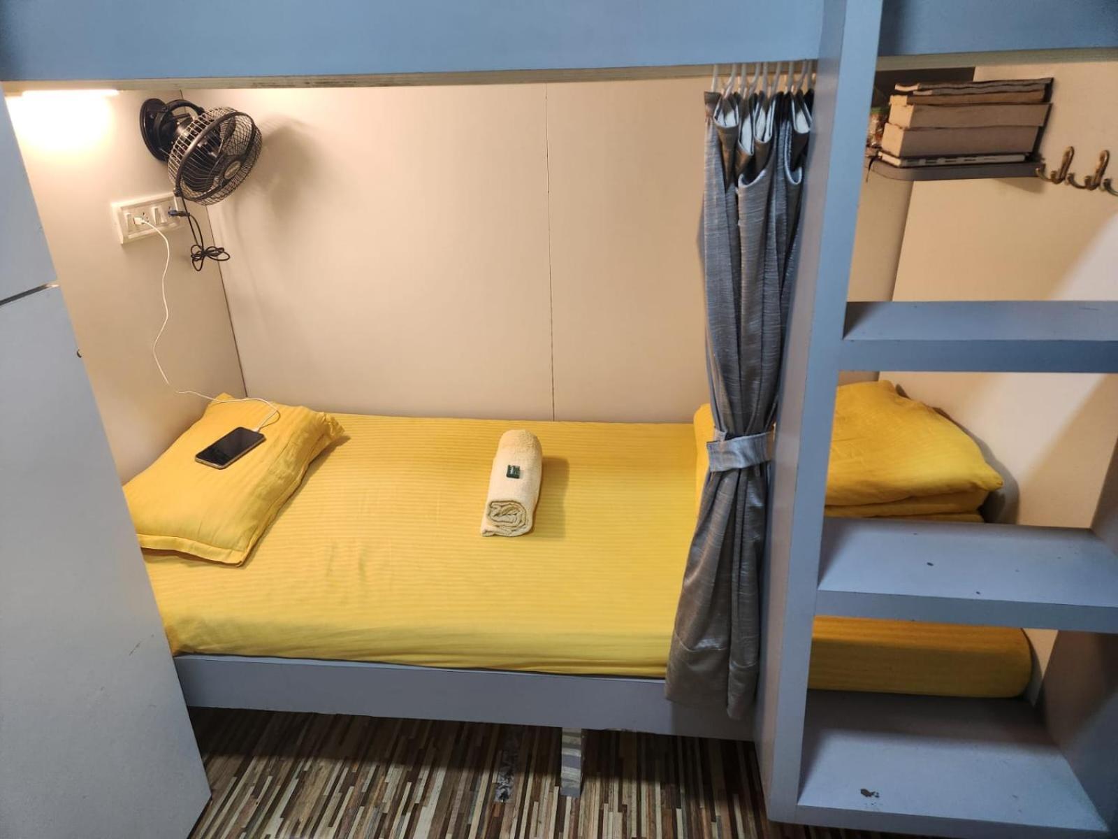 Sinhassan Dormitory Hostel Juhu Мумбаї Екстер'єр фото