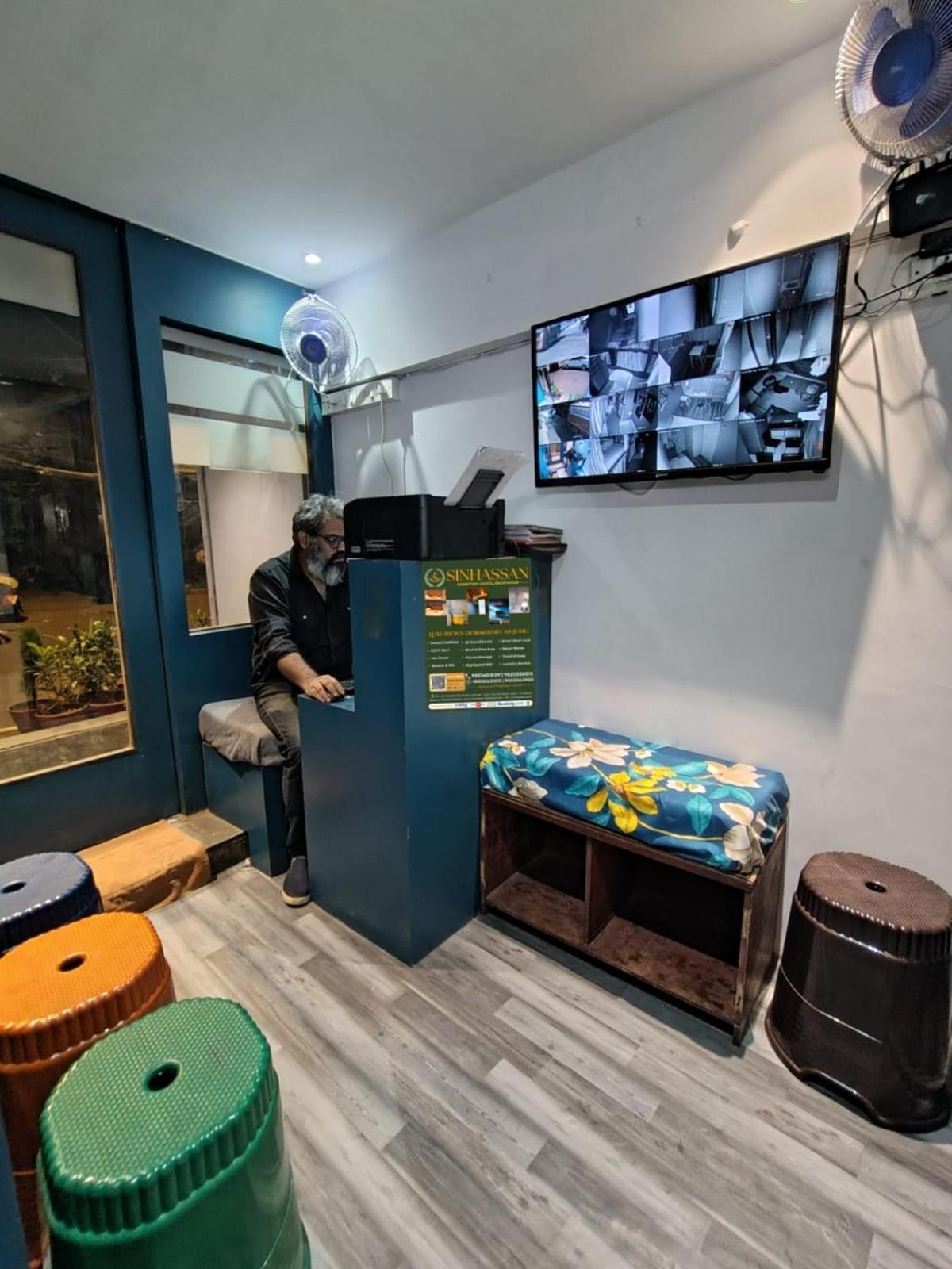 Sinhassan Dormitory Hostel Juhu Мумбаї Екстер'єр фото