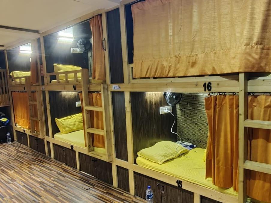Sinhassan Dormitory Hostel Juhu Мумбаї Екстер'єр фото